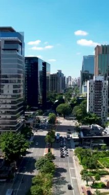 Sao Paulo Brezilya şehir merkezindeki Faria Lima Avenue kartpostalında Juscelino Kubitschek Bulvarı yakınlarında. Şehir merkezinin finans bölgesi. Şehir antenleri. Sao Paulo Brezilya şehir merkezinden kartpostal.