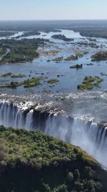 Kuzey Rodezya Zambiya 'daki Livingstone' da Victoria Şelalesi. Doğa Şelalesi. Zambezi Nehri Peyzajı. Kuzey Rodezya Zambiya 'da Livingstone. Güney Afrika. Turizm Seyahati.