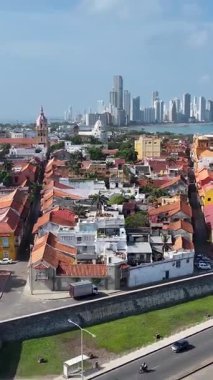 Bolivar Kolombiya 'daki Kartagena De India' da eski bir şehir. Karayip şehri manzarası. Şehir merkezi arka planı. Cartagena De India, Bolivar Kolombiya 'da. Turizm arazisi. Duvarlı Şehir Simgesi.