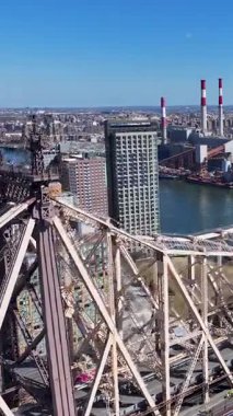 New York 'ta Manhattan' daki Queensboro Köprüsü. Demir Köprü Sahnesi. Şehir manzarası trafiği. New York 'taki Queensboro Köprüsü. Yüksek Binalar Manzarası.