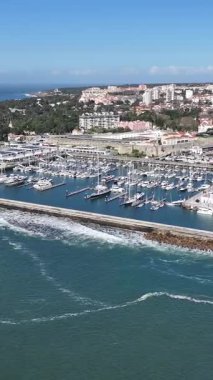 Lizbon 'un Cascais bölgesindeki Cascais Marina' da. Plaj manzarası. Turizm Tarihi Yer. Şehir manzarası sahnesi. Lizbon 'un Cascais bölgesindeki Cascais Marina' da..