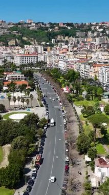 İtalya 'daki Napoli' de Chiaia Riviera. Şehir merkezindeki şehir manzarası. Güzel Skyline. İtalya 'daki Napoli' de Chiaia Riviera. Highrise Binaları. Napoli Mimarisi. Napoli Skyline.