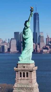 New York 'ta, Manhattan' da Özgürlük Heykeli. Özgürlük Adası. New York Limanı Sahnesi. New York 'ta Özgürlük Anıtı. Tekne Yelkenli Sahnesi.