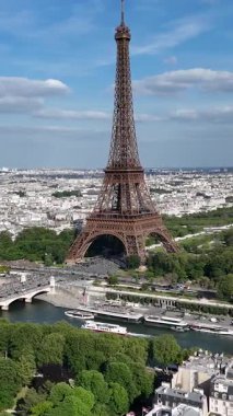 Paris Skyline Fransa 'daki Paris Adası' nda. Yüksek Eyfel Kulesi. Şehir merkezindeki şehir manzarası. Paris Skyline Fransa 'daki Paris Adası' nda. Seine River Skyline 'da. Metropolitan Bölgesi Hava Görünümü.