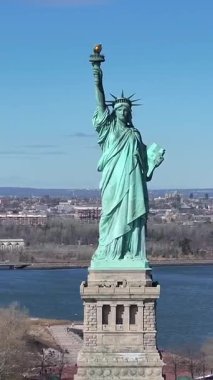 New York 'ta, Manhattan' da Özgürlük Heykeli. Liberty State Parkı. New York şehir merkezi. New York 'ta Özgürlük Anıtı. Tekne Yelkenli Sahnesi.