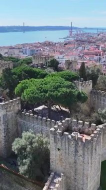 Lizbon, Portekiz 'deki Sao Jorge Şatosu. Ortaçağ Şato Sahnesi. Antik Şehir Manzarası. Portekiz, Lizbon 'daki Sao Jorge Kalesi. Tarihi Şehir Manzarası. Turizm Seyahat Yeri.