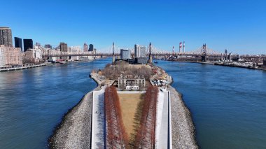 Franklin Roosevelt Eyalet Parkı New York 'ta Manhattan' da. Roosevelt Adası manzarası. Turizm Tarihi Yer. New York 'taki Franklin Roosevelt Eyalet Parkı. Yükseklik Binaları.