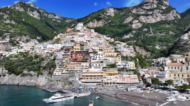 Salerno İtalya 'daki Positano' da Amalfi Sahili. Coastal City. Rıhtım manzarası. Salerno İtalya 'daki Positano' da Amalfi Sahili. Plaj manzarası. Ortaçağ Binaları. Amalfi Sahil Skyline.