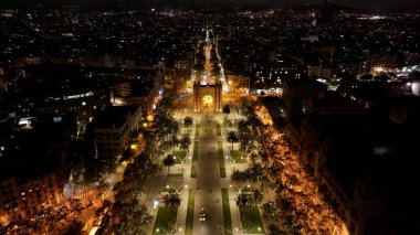 İspanya 'nın Barcelona şehrinde, Arc De Triomf' un Gece Sahnesi. Şehir peyzajının ışıkları. Şehir merkezinde. İspanya 'nın Barcelona eyaletinde Arc De Triomf. Yüksek Binalar Manzarası.