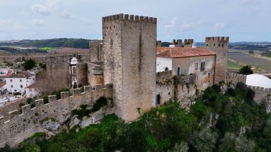 Leiria Portekiz 'in Obidos bölgesindeki Obidos Şatosu. Tarihi Şehir Manzarası. Ortaçağ mimarisi. Şato İnşaat Duvarları. Leiria Portekiz 'in Obidos bölgesindeki Obidos Şatosu. Eski Köy.