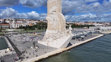 Lizbon, Portekiz 'deki Lizbon' da Keşifler Anıtı. İkonik anıt. Turizm Tarihi Yer. Portekiz 'deki Lizbon' da Keşifler Anıtı. Keşif Sembolü. Tejo Nehri Peyzajı. Lizbon Skyline.