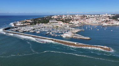 Lizbon 'un Cascais bölgesindeki Cascais Marina' da. Plaj manzarası. Turizm Tarihi Yer. Şehir manzarası sahnesi. Lizbon 'un Cascais bölgesindeki Cascais Marina' da..