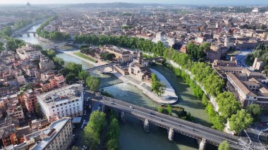 Lazio İtalya 'da Roma' da gökyüzü. Kültür Mirası. Güzel şehir manzarası. Lazio İtalya 'da Roma' da gökyüzü. Ortaçağ manzarası. Sahil Adası. İtalya Skyline.