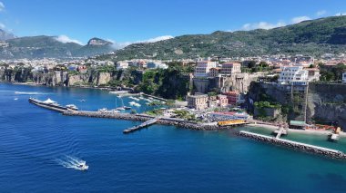 Sorrento Sahili, Napoli İtalya Sorrento. Coastal City. Rıhtım manzarası. Napoli İtalya 'daki Sorrento Plajı. Plaj manzarası. Ortaçağ Binaları. Sorrento Skyline. Amalfi Sahili.
