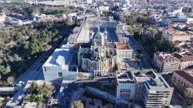 Madrid İspanya Topluluğunda Madrid Kraliyet Sarayı. Ortaçağ Binaları manzarası. Santa Maria Katedrali. Şehir merkezinde. İspanya 'daki Madrid Kraliyet Sarayı. Güzel Şehir Manzarası.