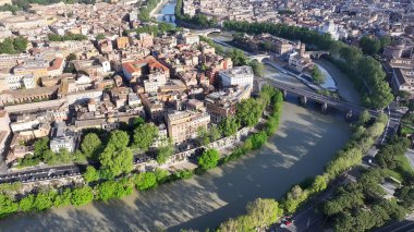 Tiber Nehri Lazio İtalya 'da Roma' da. Ortaçağ Binaları. Şehir merkezinde. Tiber Nehri Lazio İtalya 'da Roma' da. Riverside Adası. Kültür Mirası. Roma Skyline.