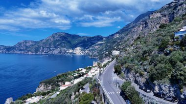İtalya Salerno 'daki Praiano' da Amalfi Sahili. Plaj manzarası. Dev Uçurumlar Sahnesi. İtalya Salerno 'daki Praiano' da Amalfi Sahili. Ortaçağ Şehir Skyline 'ı. Salerno Körfezi Akdeniz. Sahil Skyline.