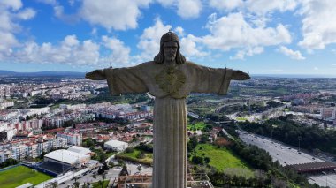 Lizbon 'daki Portekiz Kralı İsa. Kral İsa Heykeli. Din geçmişi. Portekiz 'deki Lizbon Kralı İsa. Tejo Nehri Sahili. Kilisenin simgesi. Portekiz Skyline.