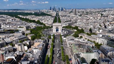 Fransa 'daki Paris' te Zafer Kemeri. Highrise Binaları Sahnesi. Şehir merkezinde. Fransa 'daki Paris' te Zafer Kemeri. Champs Elysees Skyline. Güzel Anıt.