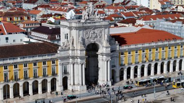 Lizbon, Portekiz 'in Lizbon semtinde Lizbon Skyline. Comercio Meydanı Sahnesi. Augusta Sokağı Şehir Manzarası. Lizbon Skyline Portekiz 'de. Tarihi Şehir Manzarası. Turizm Tarihi Yer.