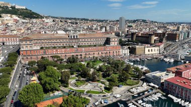 İtalya 'daki Napoli Kraliyet Sarayı. Şehir manzarası manzarası. Şehir merkezinde. İtalya 'daki Napoli Kraliyet Sarayı. Kültür Mirası Skyline. Güzel Hükümet Binası. İtalya Manzarası.
