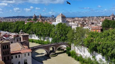 Lazio İtalya 'da Roma' da gökyüzü. Ortaçağ Binaları. Şehir merkezinde. Lazio İtalya 'da Roma' da gökyüzü. Sahil şeridi manzarası. Tiber Nehri Sahnesi. İtalya Skyline.
