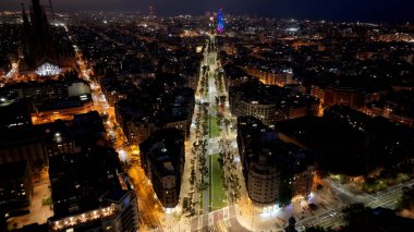 Barselona 'da Barcelona' nın Katalonya İspanya Topluluğu 'ndaki gece manzarası. Gece Şehir Manzarası. Şehir merkezinde aydınlandı. Barcelona Skyline Katalonya İspanya Topluluğu 'nda. Sagrada Familai Kilisesi.