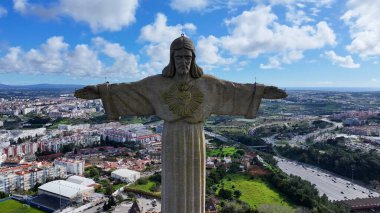 Lizbon 'daki Portekiz Kralı İsa. Kral İsa Heykeli. Din geçmişi. Portekiz 'deki Lizbon Kralı İsa. Tejo Nehri Sahili. Kilisenin simgesi. Portekiz Skyline.