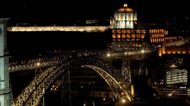 Porto Portekiz 'in Porto bölgesinde Dom Luis Köprüsü. City At Night Scene. Aydınlatılmış Köprü Manzarası. Portekiz 'in Porto Bölgesi' ndeki Dom Luis Köprüsü. Demiryolu Taşımacılığı.