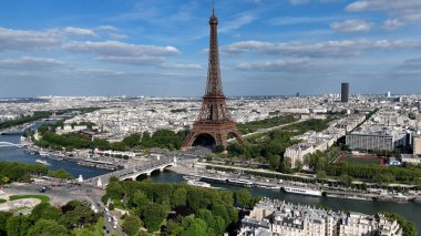 Paris Skyline Fransa 'daki Paris Adası' nda. Yüksek Eyfel Kulesi. Şehir merkezindeki şehir manzarası. Paris Skyline Fransa 'daki Paris Adası' nda. Seine River Skyline 'da. Metropolitan Bölgesi Hava Görünümü.