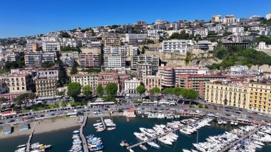Napoli Skyline Campania İtalya 'da Napoli' de. Şehir merkezindeki şehir manzarası. Napoli Körfezi manzarası. Napoli Skyline Campania İtalya 'da. Güzel Skyline. Sahil şeridi manzarası. Plaj manzarası.