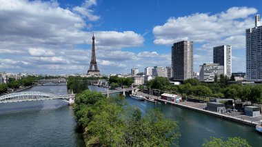 Paris Skyline Fransa 'daki Paris Adası' nda. Yüksek Eyfel Kulesi. Şehir merkezindeki şehir manzarası. Paris Skyline Fransa 'daki Paris Adası' nda. Seine River Skyline 'da. Metropolitan Bölgesi Hava Görünümü.