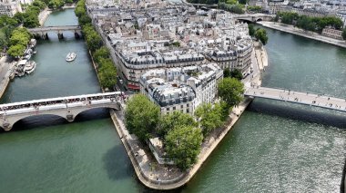 Fransa 'nın Paris Adası' ndaki Paris Skyline 'da. Şehir merkezindeki şehir manzarası. Seine River Skyline 'da. Fransa 'nın Paris Adası' ndaki Paris Skyline 'da. Ortaçağ köprüleri. Turizm Tarihi Yer. Avrupa Skyline