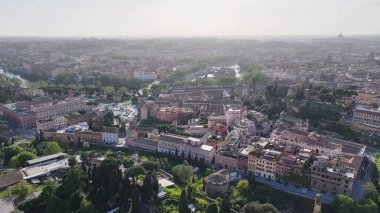 Lazio İtalya 'da Roma' da gökyüzü. Kültür Mirası. Güzel şehir manzarası. Lazio İtalya 'da Roma' da gökyüzü. Ortaçağ manzarası. Arkeoloji Tarihi. İtalya Skyline.