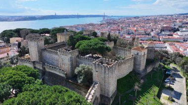 Lizbon, Portekiz 'deki Sao Jorge Şatosu. Ortaçağ Şato Sahnesi. Antik Şehir Manzarası. Portekiz, Lizbon 'daki Sao Jorge Kalesi. Tarihi Şehir Manzarası. Turizm Seyahat Yeri.