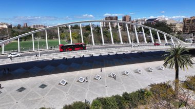 Valence Community İspanya 'daki Valcia' daki sergi köprüsü. Arch Köprüsü Sahnesi. Şehir merkezindeki şehir manzarası. Valence Community İspanya 'da Valencia. Turia Gardens 'ın silüeti. Şehir Sahnesi.