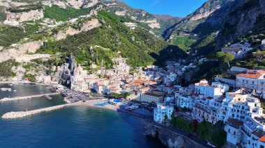 İtalya Salerno 'daki Amalfi Sahili' nde. Plaj manzarası. Turizm Tarihi Yer. Salerno İtalya 'daki Amalfi Sahili. Salerno Körfezi Skyline. Kıyı Kenti manzarası. Akdeniz silueti. Cennet Manzarası.