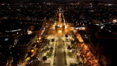 Katalonya İspanya Topluluğu 'ndaki Barcelona' da Arc De Triomf 'un Gece Manzarası. Gece Şehir Manzarası. Şehir merkezinde aydınlandı. İspanya Katalonya Topluluğu 'ndaki Ark De Triomf. Agbar Binası.