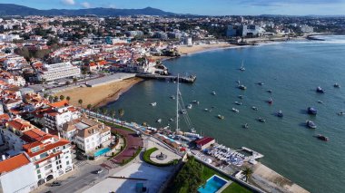 Cascais Skyline Lizbon 'un Cascais bölgesinde. Plaj manzarası. Turizm Tarihi Yer. Şehir manzarası hava manzarası. Cascais Skyline Lizbon 'un Cascais bölgesinde..