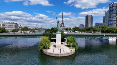 Fransa 'nın Paris Adası' ndaki Eyfel Kulesi. Şehir merkezindeki şehir manzarası. Seine River Skyline 'da. Fransa 'nın Paris Adası' ndaki Eyfel Kulesi. Eyfel Kulesi. Özgürlük Anıtı 'nın simgesi. Paris Skyline