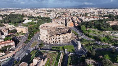 Roma Kolezyumu Lazio İtalya 'da. Ortaçağ Binaları. Şehir merkezinde. Roma Kolezyumu Lazio İtalya 'da. Arkeoloji Parkı. Kültür Mirası. İtalya Skyline.