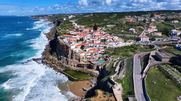Azenhas Lizbon Bölgesi Sintra 'da Mar Plajı' na gidiyor. Plaj manzarası. Turizm Tarihi Yer. Şehir manzarası sahnesi. Azenhas Lizbon 'daki Sintra' da Mar Sahili 'nde.