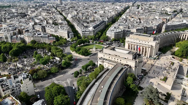 Fransa 'daki Paris' te Trocadero Meydanı. Heybetli bina. Eğlence parkı Skyline. Fransa 'daki Paris' te Trocadero Meydanı. Şehir merkezindeki şehir manzarası. Trocadero Bahçesi.