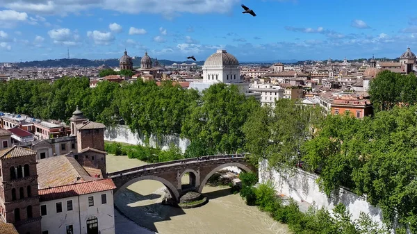 Lazio İtalya 'da Roma' da gökyüzü. Ortaçağ Binaları. Şehir merkezinde. Lazio İtalya 'da Roma' da gökyüzü. Sahil şeridi manzarası. Tiber Nehri Sahnesi. İtalya Skyline.
