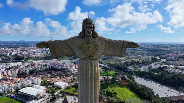 Lizbon 'daki Portekiz Kralı İsa. Kral İsa Heykeli. Din geçmişi. Portekiz 'deki Lizbon Kralı İsa. Tejo Nehri Sahili. Kilisenin simgesi. Portekiz Skyline.