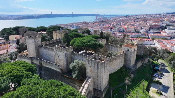 Lizbon, Portekiz 'deki Sao Jorge Şatosu. Ortaçağ Şato Sahnesi. Antik Şehir Manzarası. Portekiz, Lizbon 'daki Sao Jorge Kalesi. Tarihi Şehir Manzarası. Turizm Seyahat Yeri.