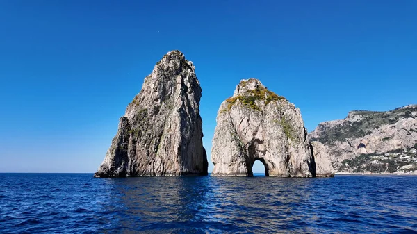 Faraglioni, Napoli, İtalya 'da Capri' de. Ada manzarası. Turizm Tarihi Yer. Faraglioni, Napoli, İtalya 'da Capri' de. Napoli Körfezi Skyline. Kültür Mirası Sahili. Cennet Capri Adası.