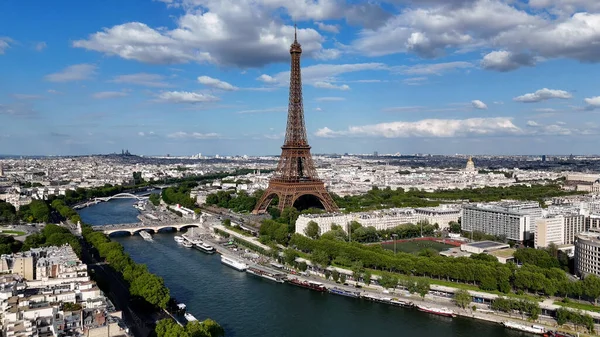 Fransa 'nın Paris Adası' ndaki Eyfel Kulesi. Şehir merkezindeki şehir manzarası. Seine River Skyline 'da. Fransa 'nın Paris Adası' ndaki Eyfel Kulesi. Eyfel Kulesi. Turizm Tarihi Yer. Paris Skyline