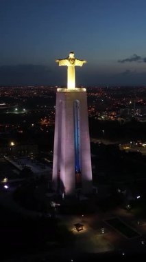Lizbon Portekiz 'in Almada bölgesinde Kral İsa' nın Gece Manzarası. Aydınlatılmış İsa, Kral. Turizm Tarihi Yer. Portekiz 'deki Almada' da Kral İsa. 25 Nisan Köprü Sahnesi. Kartpostal Manzarası.