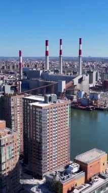 Roosevelt Adası New York 'ta Manhattan' da. Highrise Binaları Peyzajı. Fabrika bacası. New York 'taki Roosevelt Adası. Şehir merkezinde..